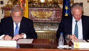 Imagen de la firma del convenio con el Consejo General del Notariado